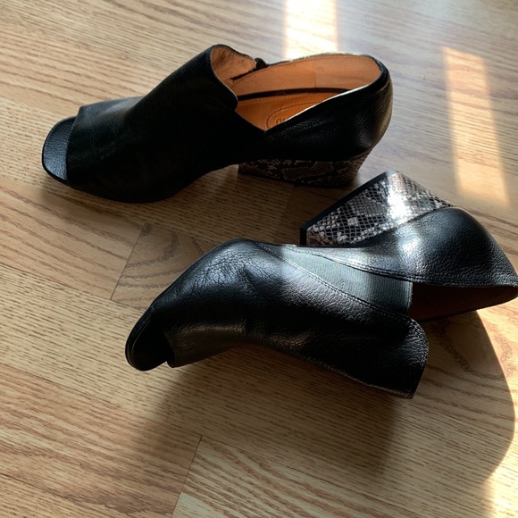 Great Shoes Corso Como All Leather Black and Animal print heel booties - Picture 2 of 12